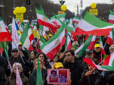 Bei einer Demo in Berlin protestieren hunderte gegen das Regime im Iran.