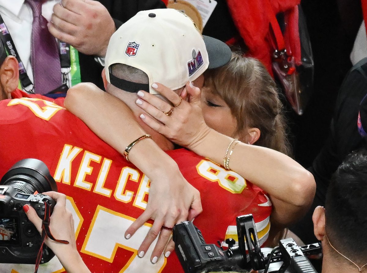 Super Bowl: Hier knutschen Taylor Swift und Travis Kelce.