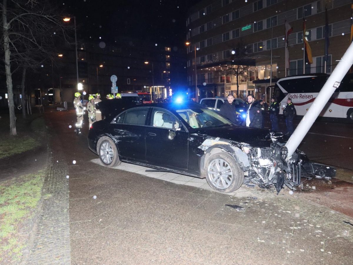 Berlin: Mercedes-Fahrer rast auf Fußweg – Trümmerfeld!
