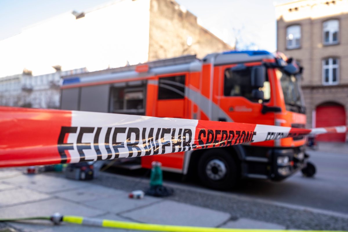Die Berliner Feuerwehr und Polizei musste ein Haus nach einer Explosion räumen.