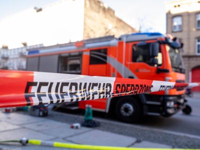 Die Berliner Feuerwehr und Polizei musste ein Haus nach einer Explosion räumen.