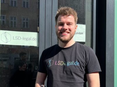 Daniel Becker ist der Gründer und Geschäftsführer von LSD legal in Berlin-Friedrichshain.