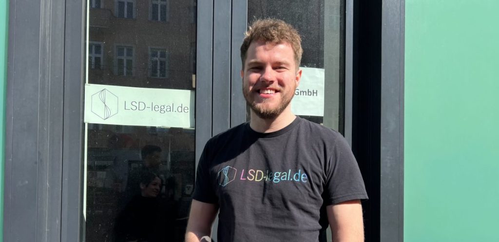 Daniel Becker ist der Gründer und Geschäftsführer von LSD legal in Berlin-Friedrichshain.