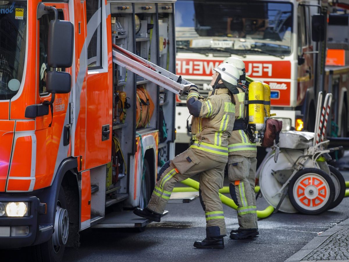 Berlin: 62-Jährige bei Wohnungsbrand in Schöneberg lebensgefährlich verletzt