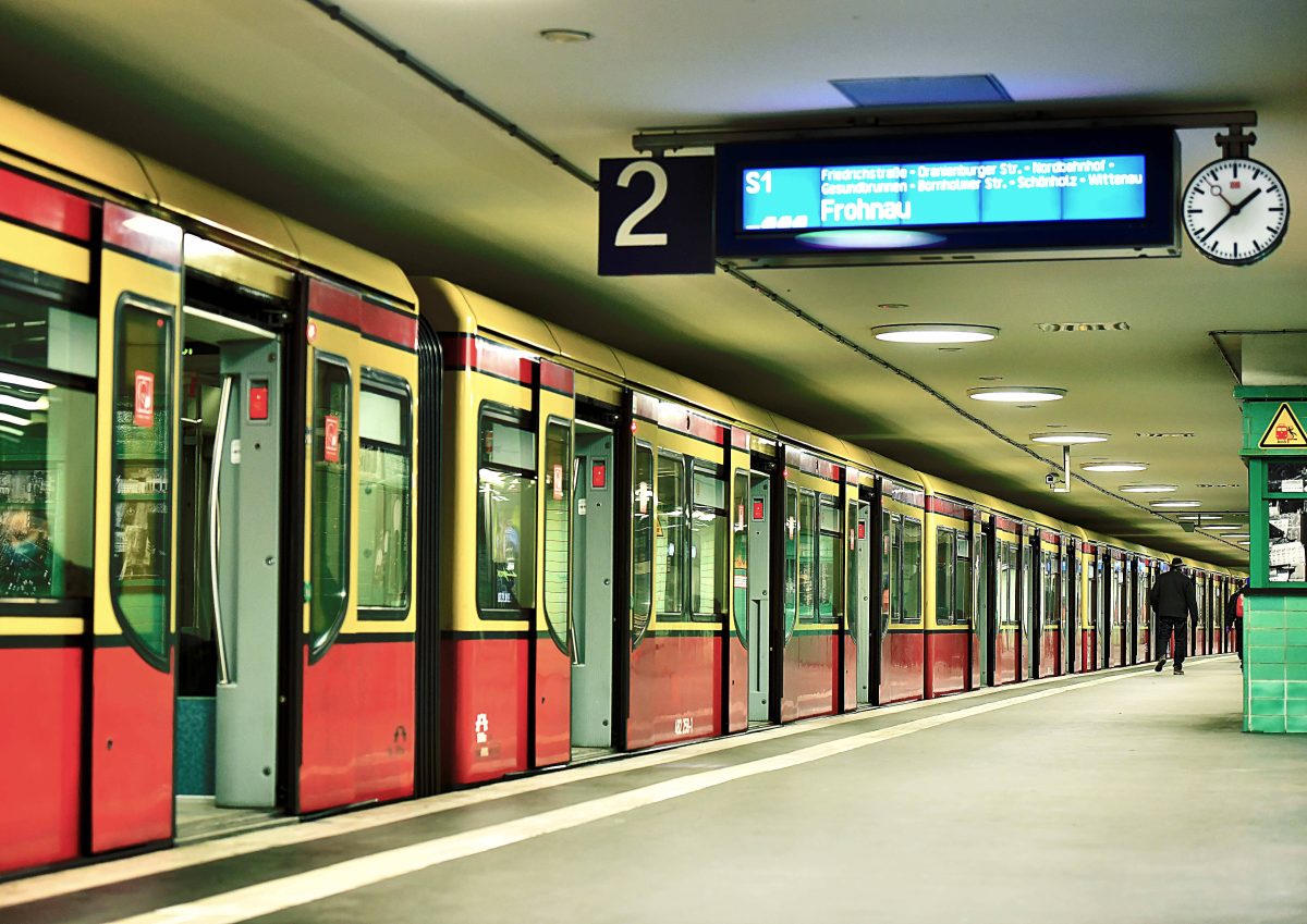 Auf der Linie S1 der S-Bahn Berlin dauert die Fahrt in der Nacht zu Dienstag etwas länger.