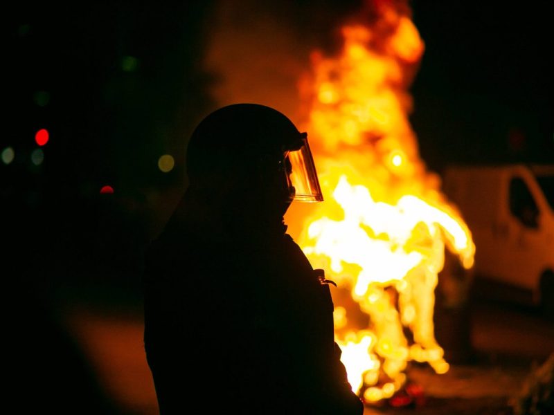 Berlin: Feuerteufel verübt Brandanschlag auf Knast – Feuerwehr eilt zur Hilfe