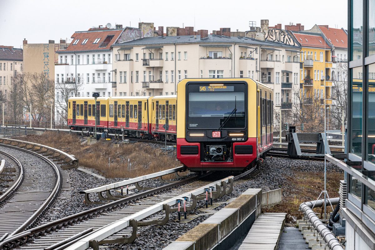 Gleich zwei Linien der S-Bahn Berlin werden für mehrere Wochen verkürzt. Ein international wichtiger Ort verliert dabei komplett den Anschluss