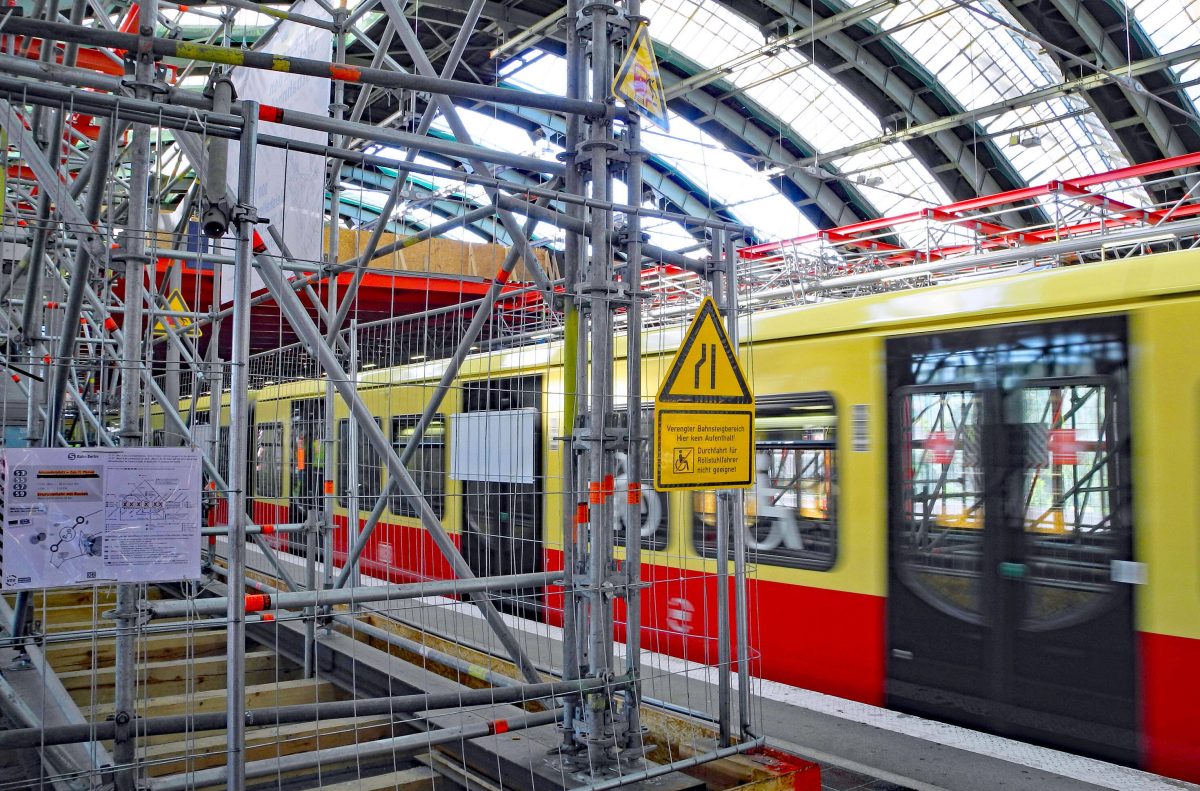 Der Ostbahnhof in Friedrichshain ist zur Dauerbaustelle geworden. Hier fahren auch Bahnen der S-Bahn Berlin.