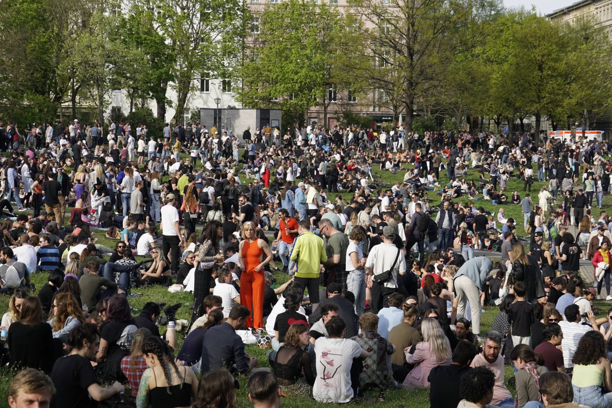 1. Mai, Tag der Arbeit. Menschenmenge im Görlitzer Park, Party, Feiern, Treffpunkt, Berlin-Kreuzberg 1. Mai, Tag der Arbeit, Menschenmenge im Görlitzer Park in Kreuzberg.