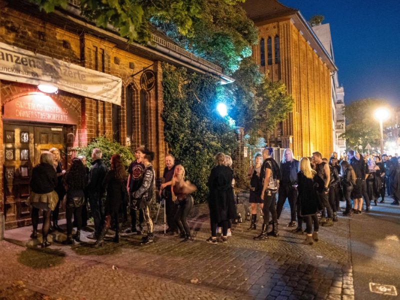 Clubs in Berlin: Mann bricht vor Nachtlokal zusammen und schwebt in Lebensgefahr