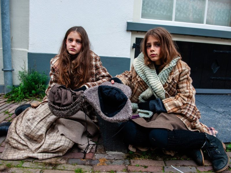 Miete in Berlin: Zwei Mädchen müssen Wohnung räumen und werden obdachlos