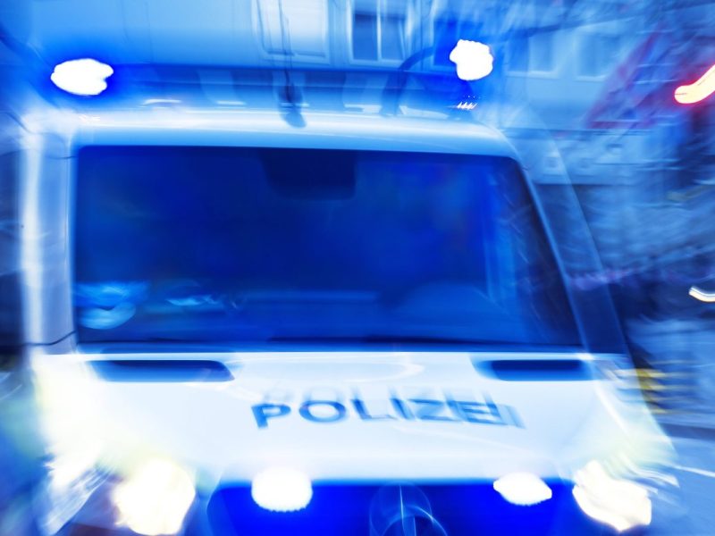 Berlin: Peinlicher Unfall – Polizei bleibt im Parkhaus stecken