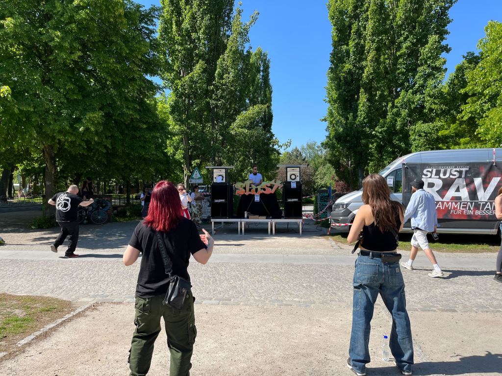 Menschen tanzen am 1. Mai 2024 am Mariannenplatz in Kreuzberg