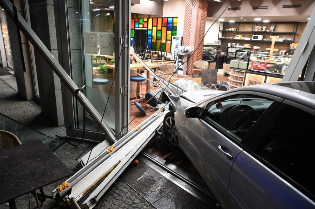 In Berlin-Mitte krachte es am Freitagabend ordentlich. Ein Wagen landete dabei in einem Lokal!