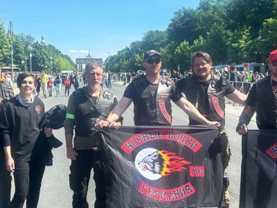 Mitglieder der sowjetisch-nationalistischen Rockergruppe «Nachtwölfe» zeigen Fahnen. Die Gruppe besucht seit Jahren verschiedene Gedenkorte in Berlin anlässlich des Jahrestages des Ende des Zweiten Weltkriegs vor 79 Jahren.