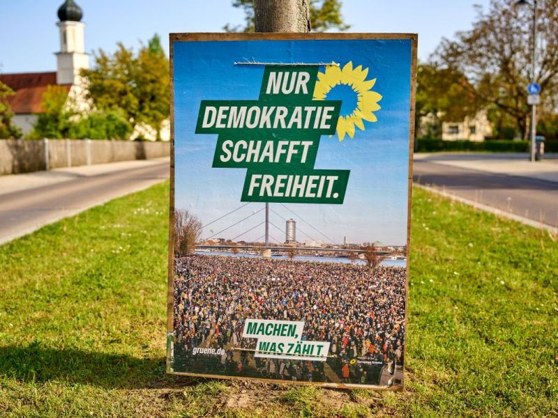 Grüner Ortsverband zensiert eigenes Europawahl-Plakat – Slogan überklebt!