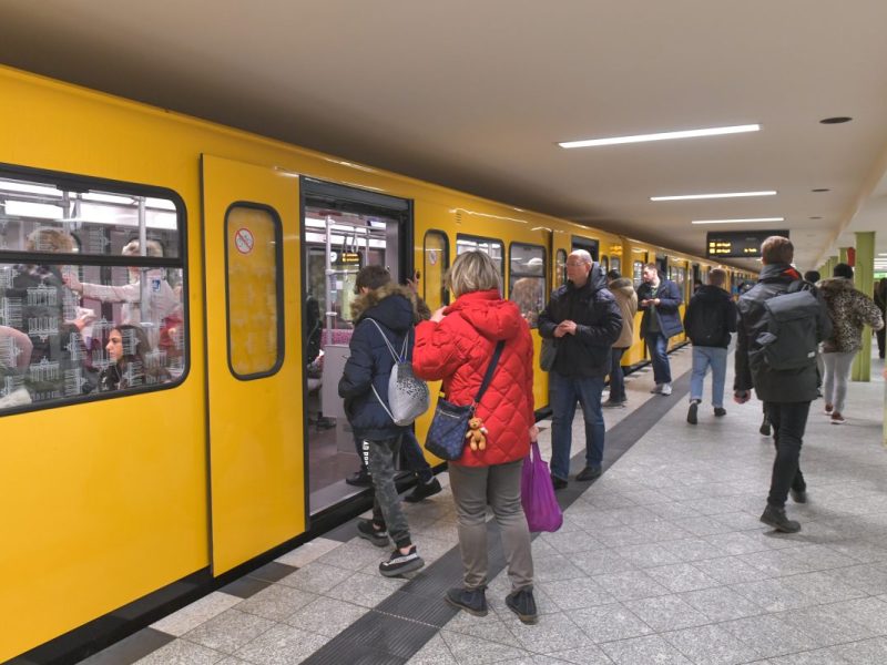 U-Bahn Berlin: Attacke auf Sicherheits-Mann – Polizei-Einsatz