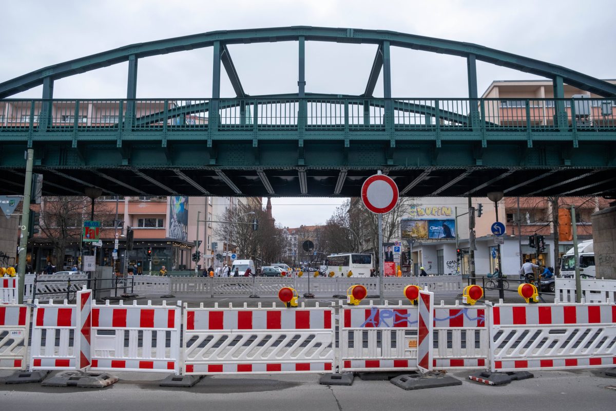 Symbolbild. In der Schönhauser Allee in Berlin-Pankow (Prenzlauer Berg) kommt eine weitere Straßensperrung wegen eines Wasserrohrbruchs hinzu.