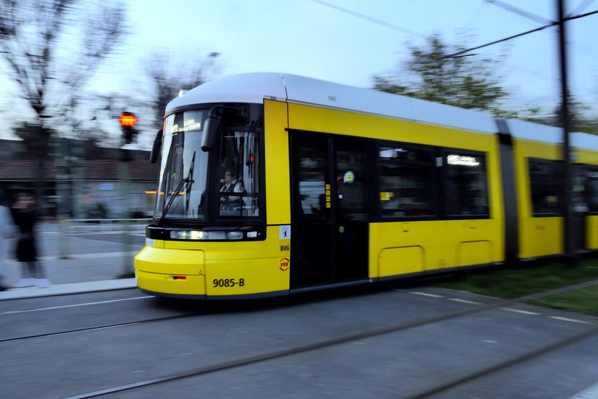 Symbolbild. Der Vorfall ereignete sich im Januar 2024 in der M13, einer Tram der BVG.