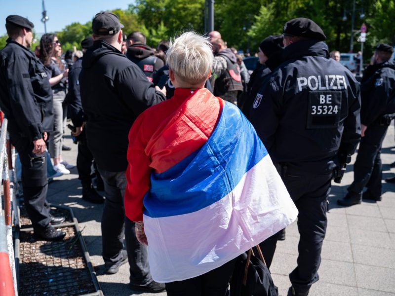 Berlin: Wegen Putins Krieg – Polizei verbietet Russen-Symbole