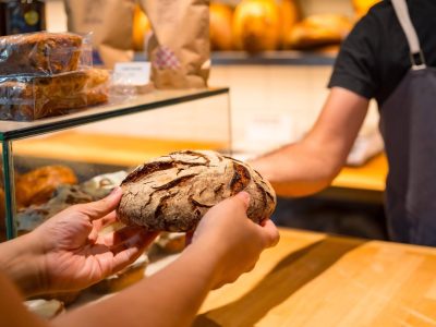 Die Inflation schlägt vor allem beim Bäcker zu: Brot und Brötchen kosten inzwischen über ein Drittel mehr.