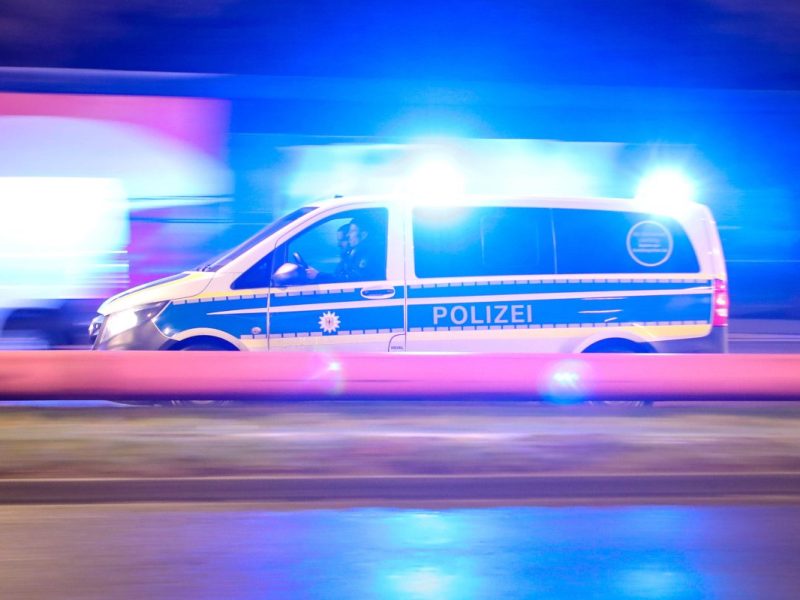 Berlin: Auto kracht am Bahnhof Zoo in Späti! Mehrere Verletzte