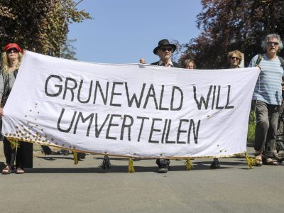 Satirische Demo am 1. Mai in Berlin-Grunewald.