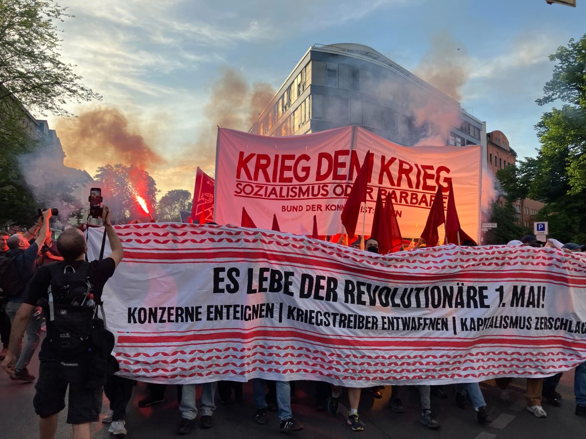 Der größte Demozug am 1. Mai in Berlin ist in Kreuzberg gestartet und ist schon in Neukölln.