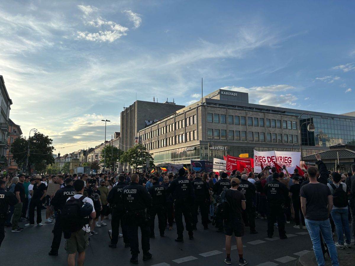 1. Mai in Berlin: Heftige Provokation macht Demonstranten rasend – dann kracht es