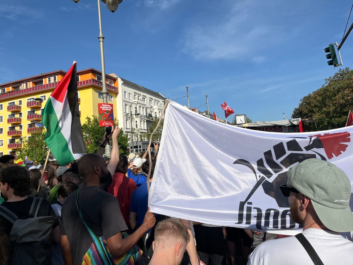 Am Südstern versammeln sich die Teilnehmer einer Demo am 1. Mai in Berlin.