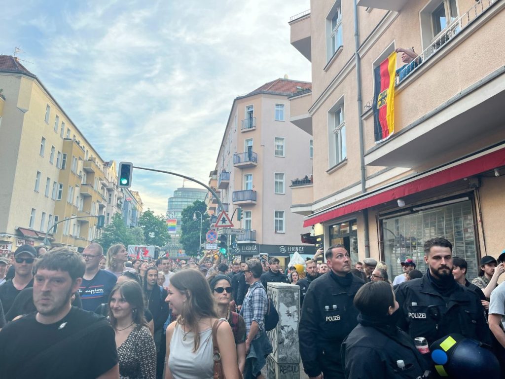 Ein Anwohner in Neukölln provozierte die Demonstrierenden mit einer Deutschlandflagge.