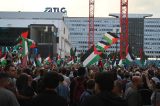 Bei einer Demo in Berlin-Mitte sah man plötzlich den berühmten Arafat Abou Chaker in der Menge.