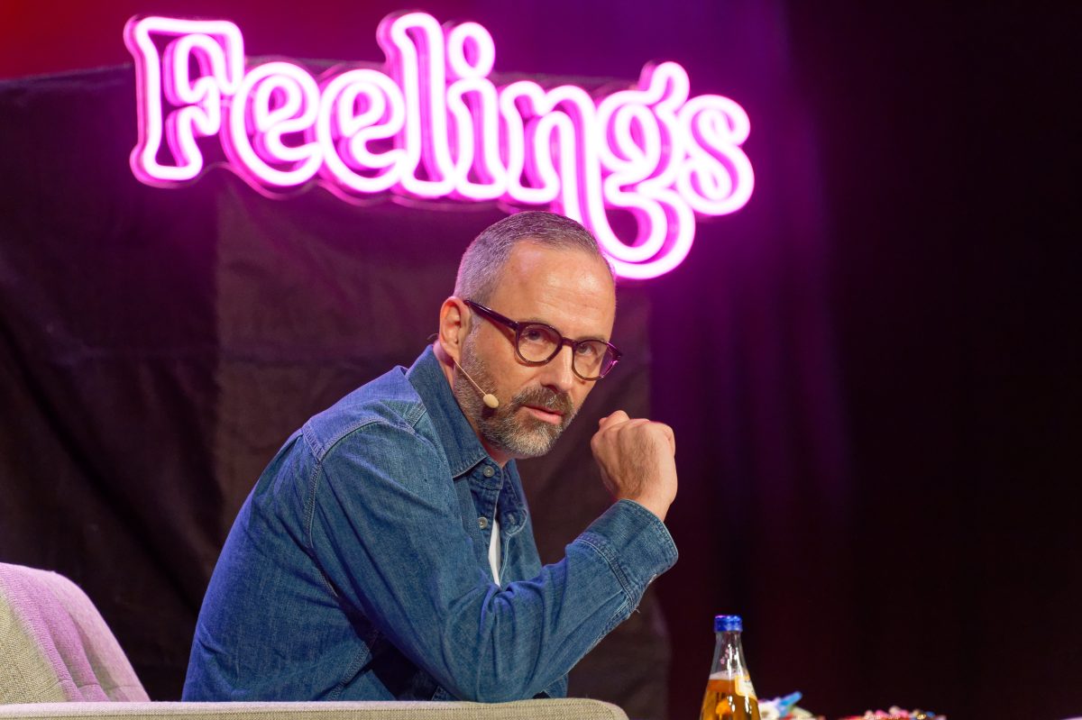 Kurt Krömer bei einem Liveauftritt seines Podcasts 