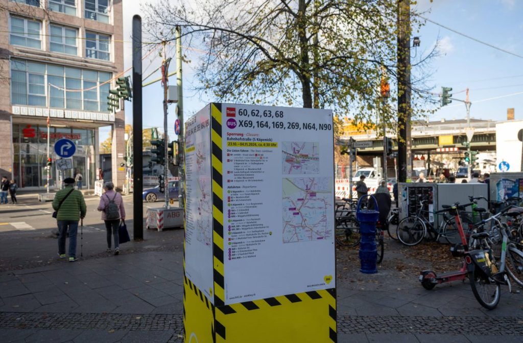 Eine große Informationstafel soll den Fahrgästen zur Orientierung helfen.