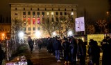 Menschen warten vor dem Club Berghain in Berlin.