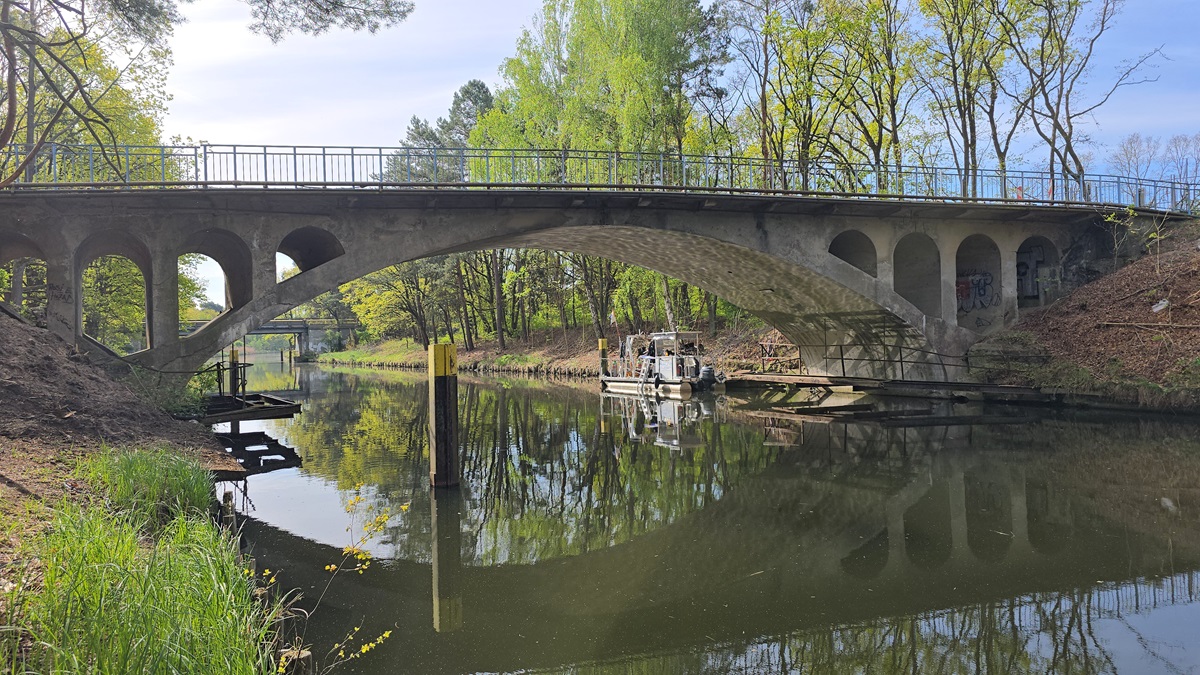 Unter dieser Brücke in Brandenburg fanden Taucher einen menschlichen Schädel.