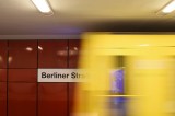 Ein Zug der BVG fährt in den Bahnhof Berliner Straße ein.