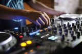 Ein DJ legt auf, wie in vielen Clubs in Berlin.
