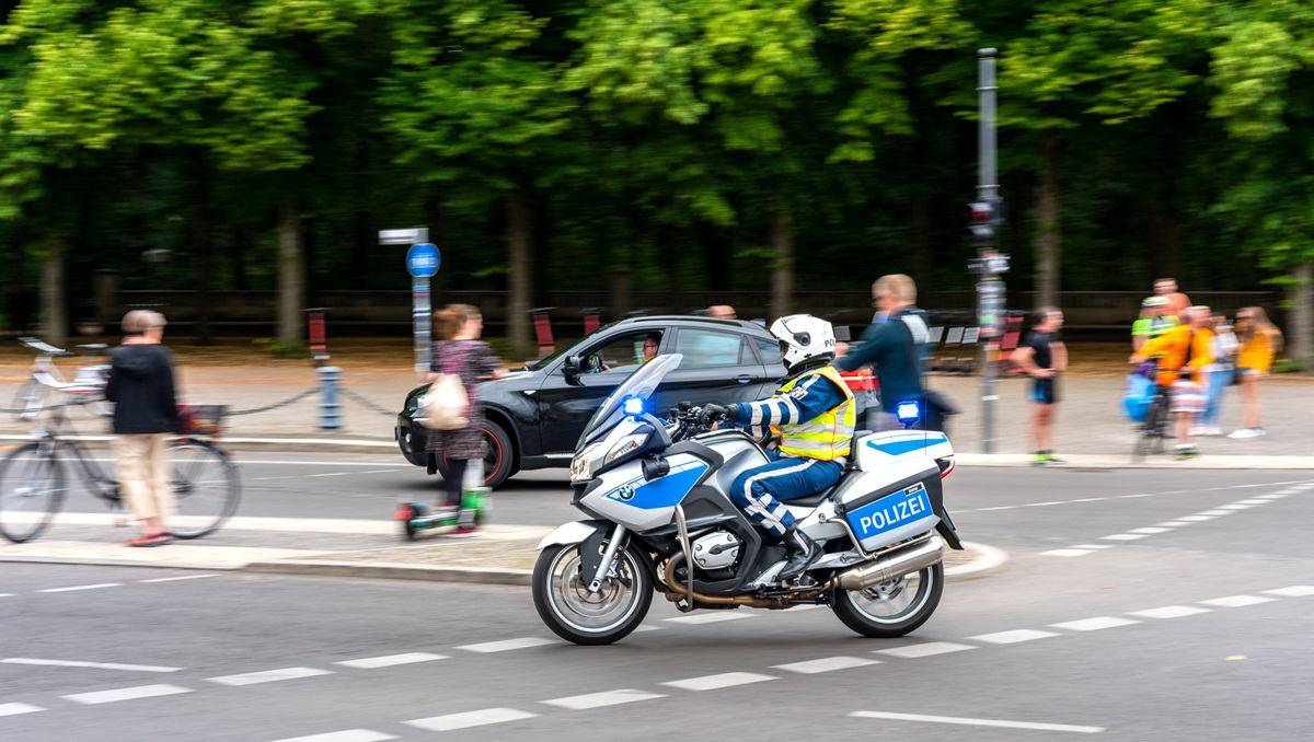 Die Polizei sperrt eine Straße für eine Demo in Berlin ab.
