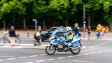 Die Polizei sperrt eine Straße für eine Demo in Berlin ab.