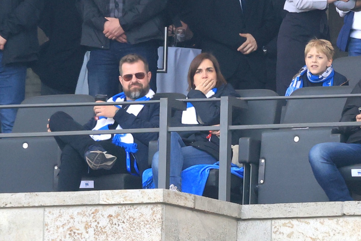 Fabian Drescher, Präsident von Hertha BSC, sitzt auf der Tribüne des Olympiastadions.
