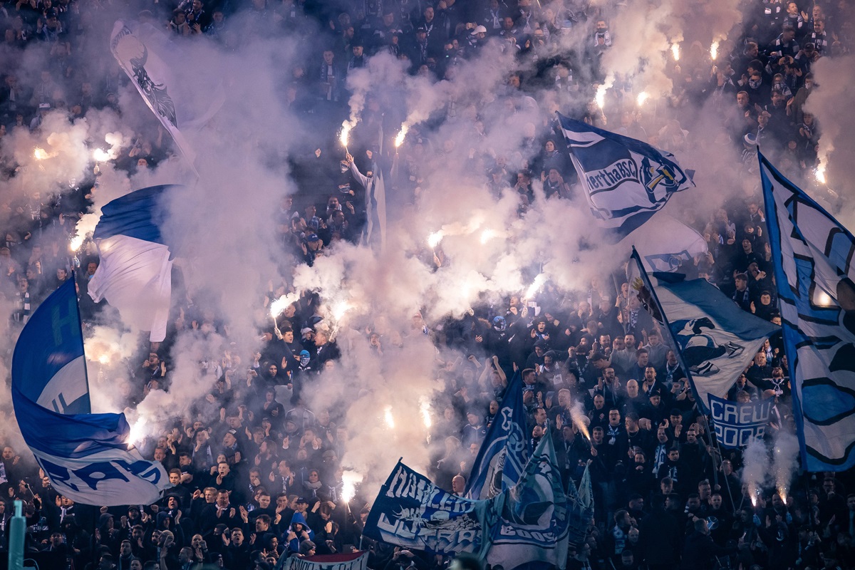 Fans von Hertha BSC zünden beim Spiel gegen Magdeburg Pyrotechnik.