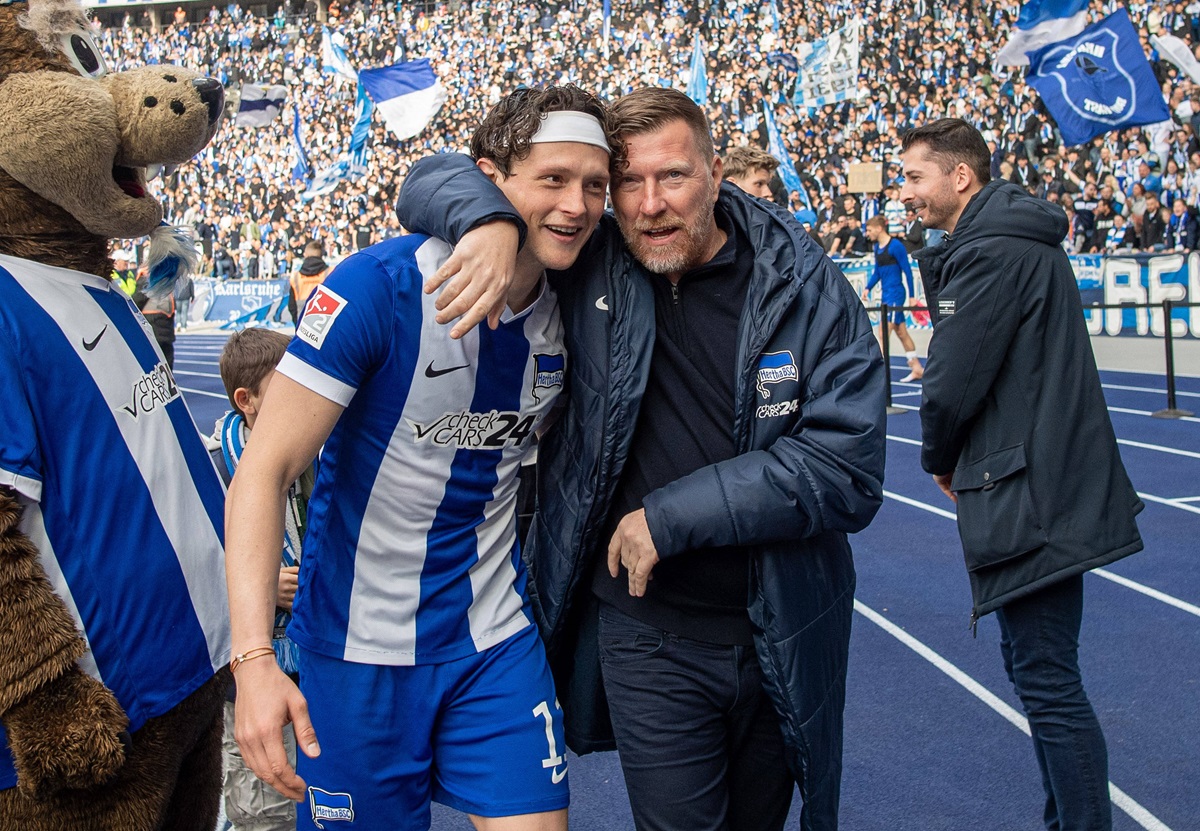 Fabian Reese und Andreas Neuendorf von Hertha BSC jubeln im Olympiastadion.