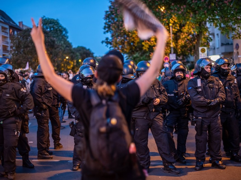 1. Mai in Berlin: „Immer Leute dabei, die Steine werfen wollen“