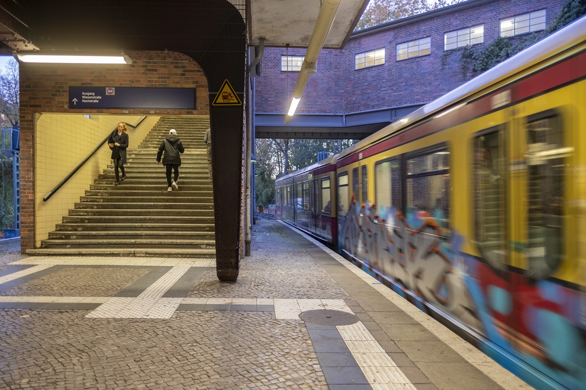 Ein Zug der S-Bahn Berlin steht im Bahnhof Humboldthain.