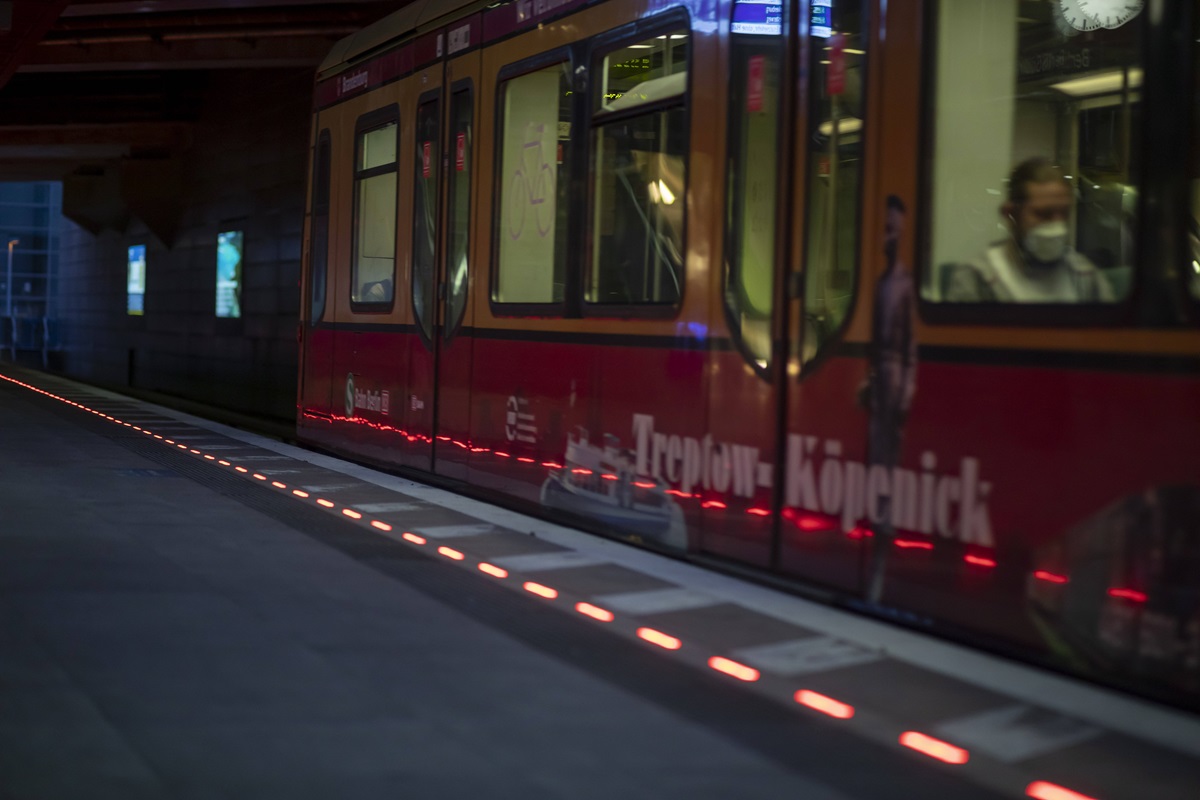Ein Zug der S-Bahn Berlin hält im Bahnhof.