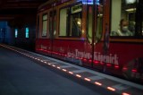 Ein Zug der S-Bahn Berlin hält im Bahnhof.