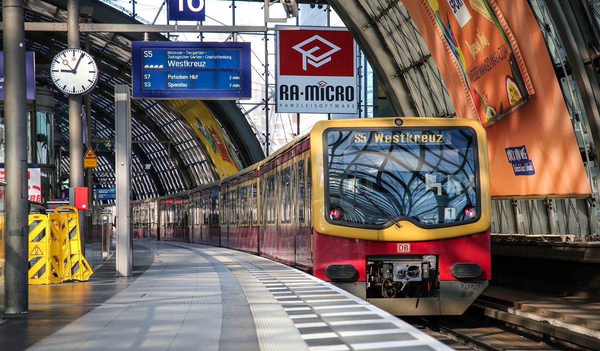 Ein Zug der S-Bahn Berlin rollt im Hauptbahnhof ein.