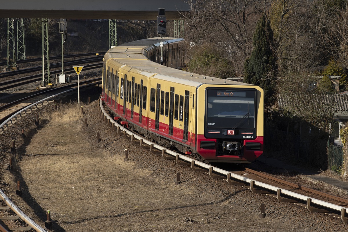 Ein Zug der S-Bahn Berlin fährt eine Kurve.