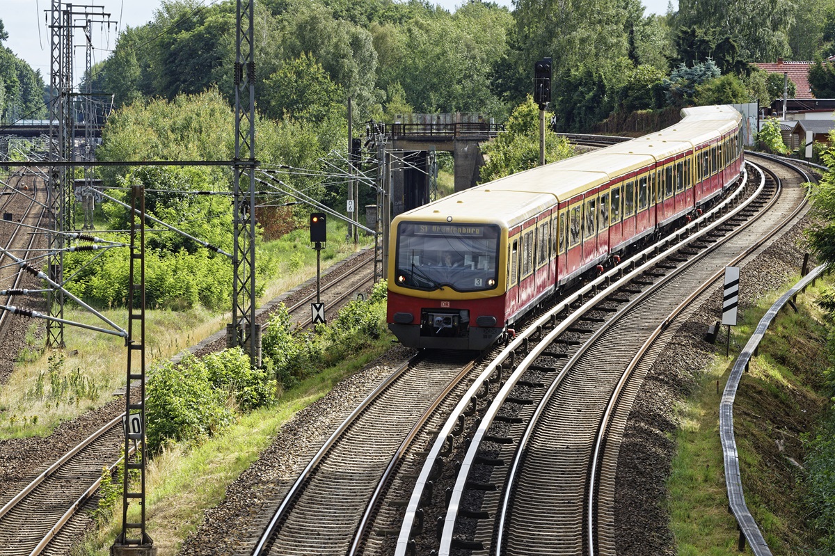 Ein Zug der S-Bahn Berlin fährt durch den Norden der Stadt.